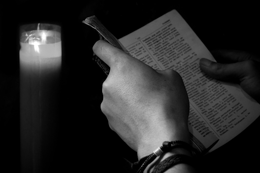 Read more about the article Does Reading in Low Light Harm Your Vision? Separating Fact from Fiction